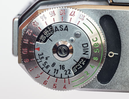 Super Ikonta IV -arrow and light meter dial
